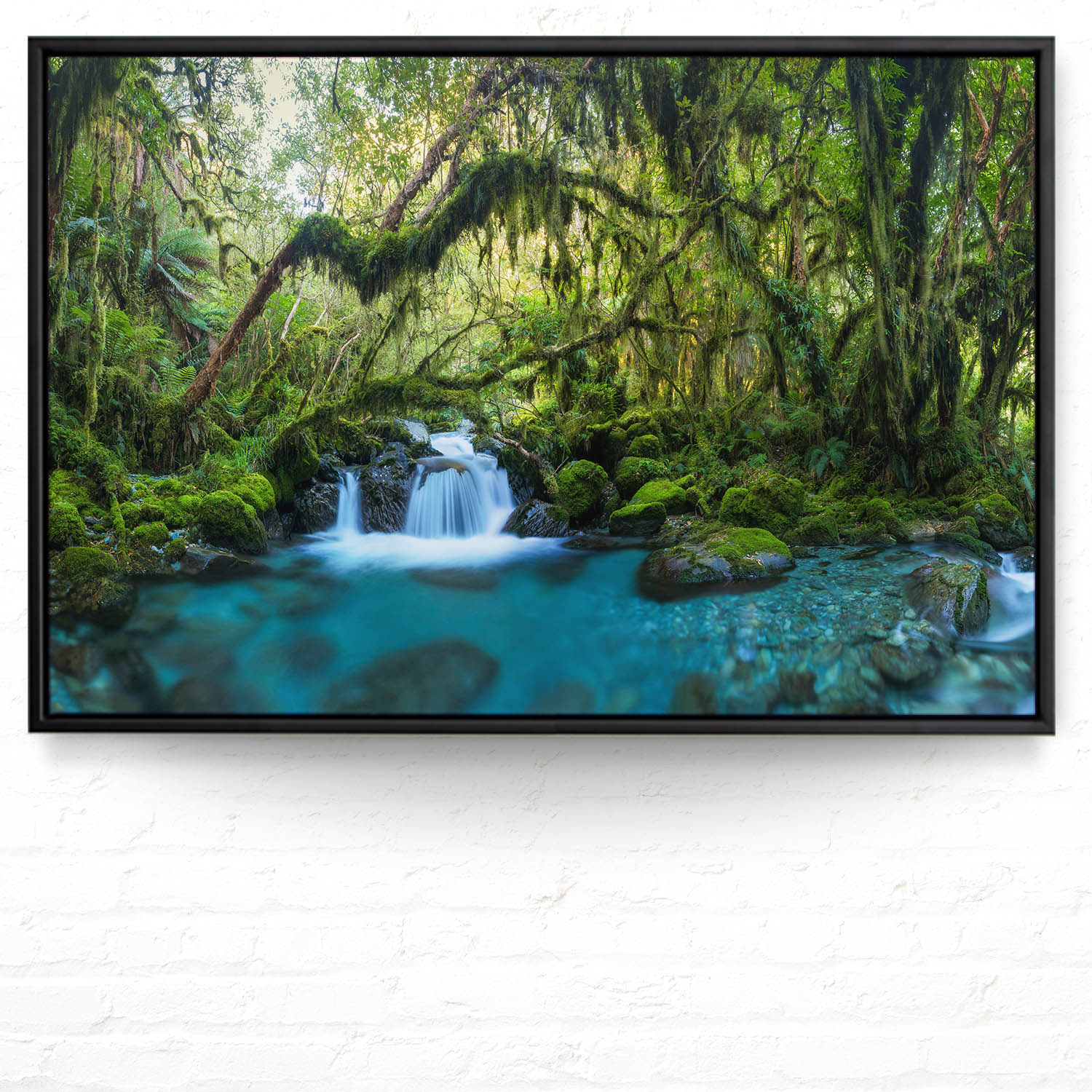 Dschungel idylischer Bachlauf im schwarzen Bilderrahmen, 180x120cm
