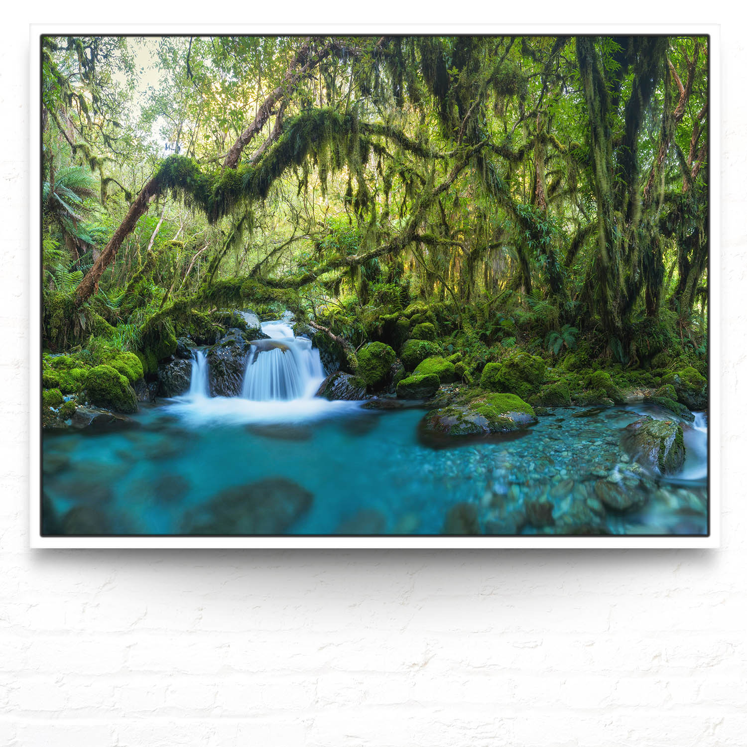 Dschungel idylischer Bachlauf im weißen Bilderrahmen, 200x150cm
