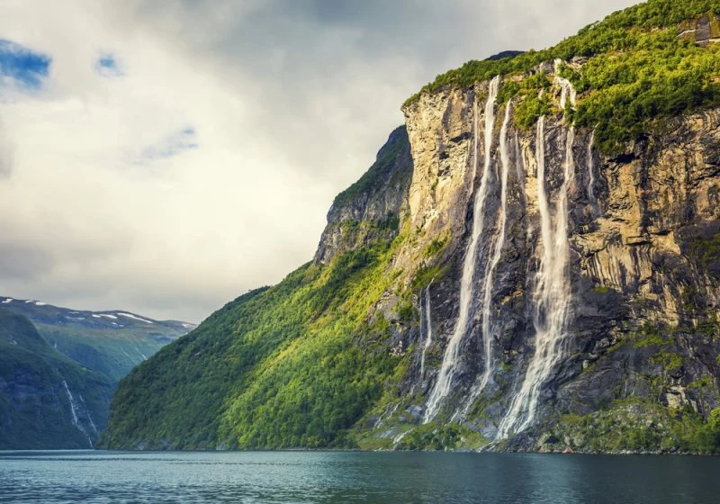 Wasserfall Seven Sisters im weißen Bilderrahmen, 100x70cm