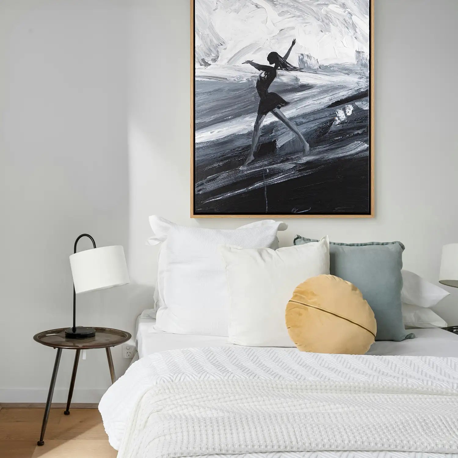 handgemaltes Gemälde 150x200 cm im Rahmen Eiche hell, dramatische Eleganz in Schwarz, Weiß und Grau – „Die Tänzerin“