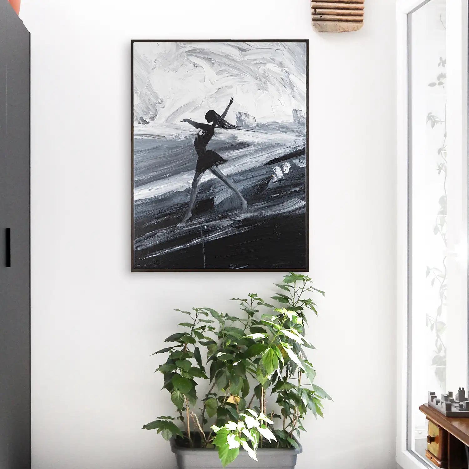 Wandbild echt handgemalt 150x200 cm im Rahmen Eiche dunkel, abstrakte Eleganz in Schwarz, Weiß und Grau – „Die Tänzerin“