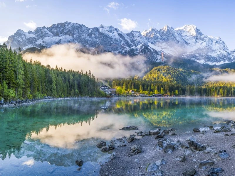 Berge & Gebirge Eibsee mit Zuspitze Alpen im weißen Bilderrahmen, 200x150cm