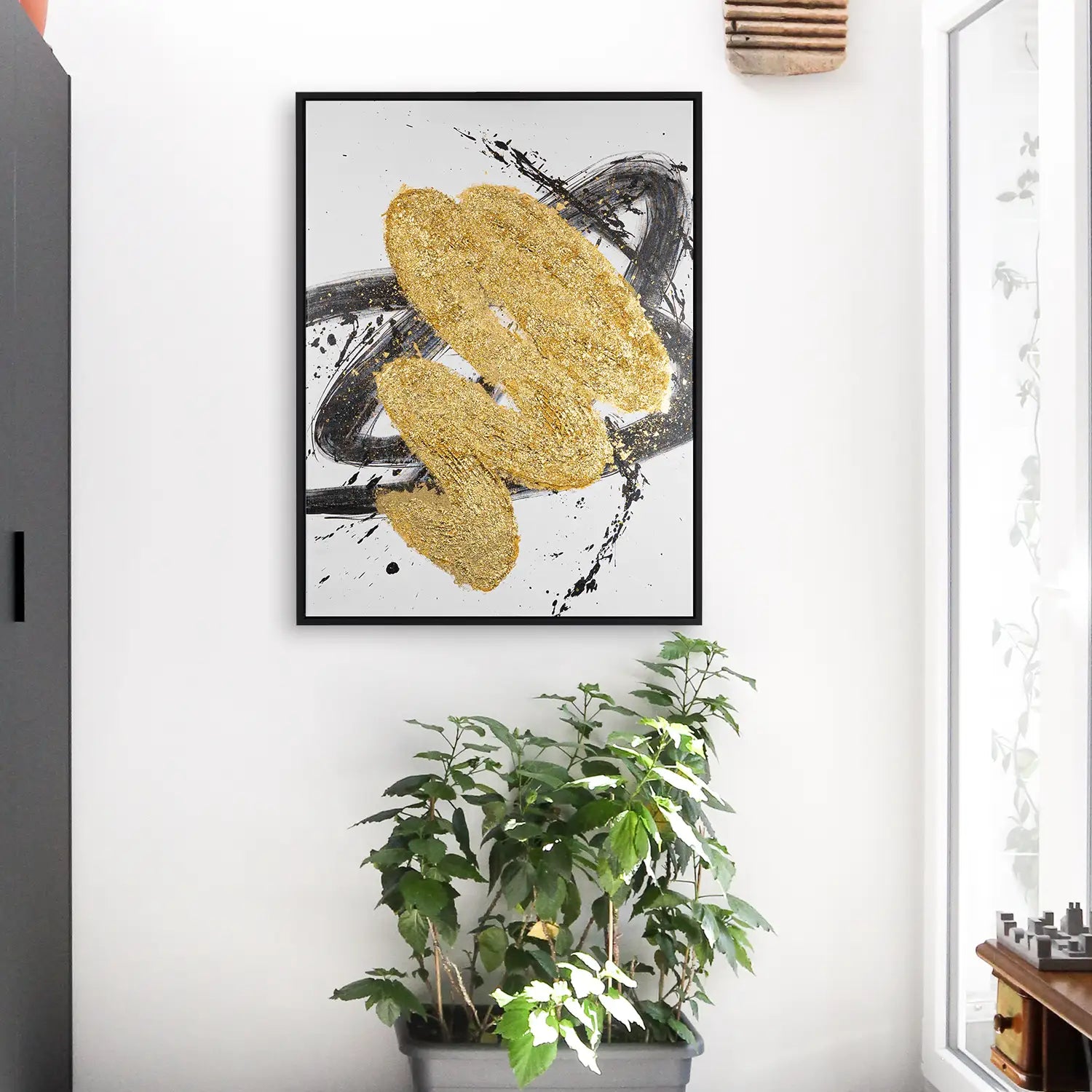 Gemälde 90x120 cm im Schattenfugenrahmen Schwarz, handgemalt mit Acrylfarbe und Strukturpaste – ein abstraktes Spiel von Licht und Dunkelheit in Gold und Weiß – „Harmonie des Unbekannten“