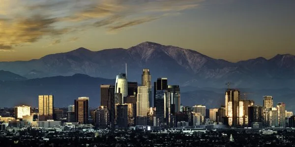 Skyline Los Angeles by night im schwarzen Bilderrahmen, 180x90cm