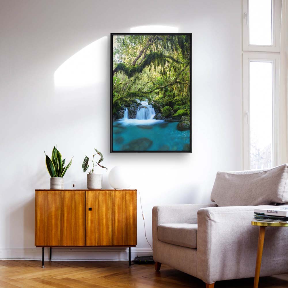 Dschungel idylischer Bachlauf im schwarzen Bilderrahmen, 150x50cm
