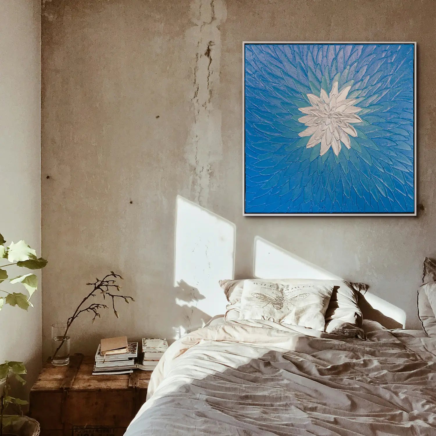 Leinwandbild handgemalt 80x80 cm im Schattenfugenrahmen Weiß – kraftvolle Blüte in Blau und Silber, modern und abstrakt, für Büro, Wohnzimmer und Schlafzimmer – „Geist der Freiheit“