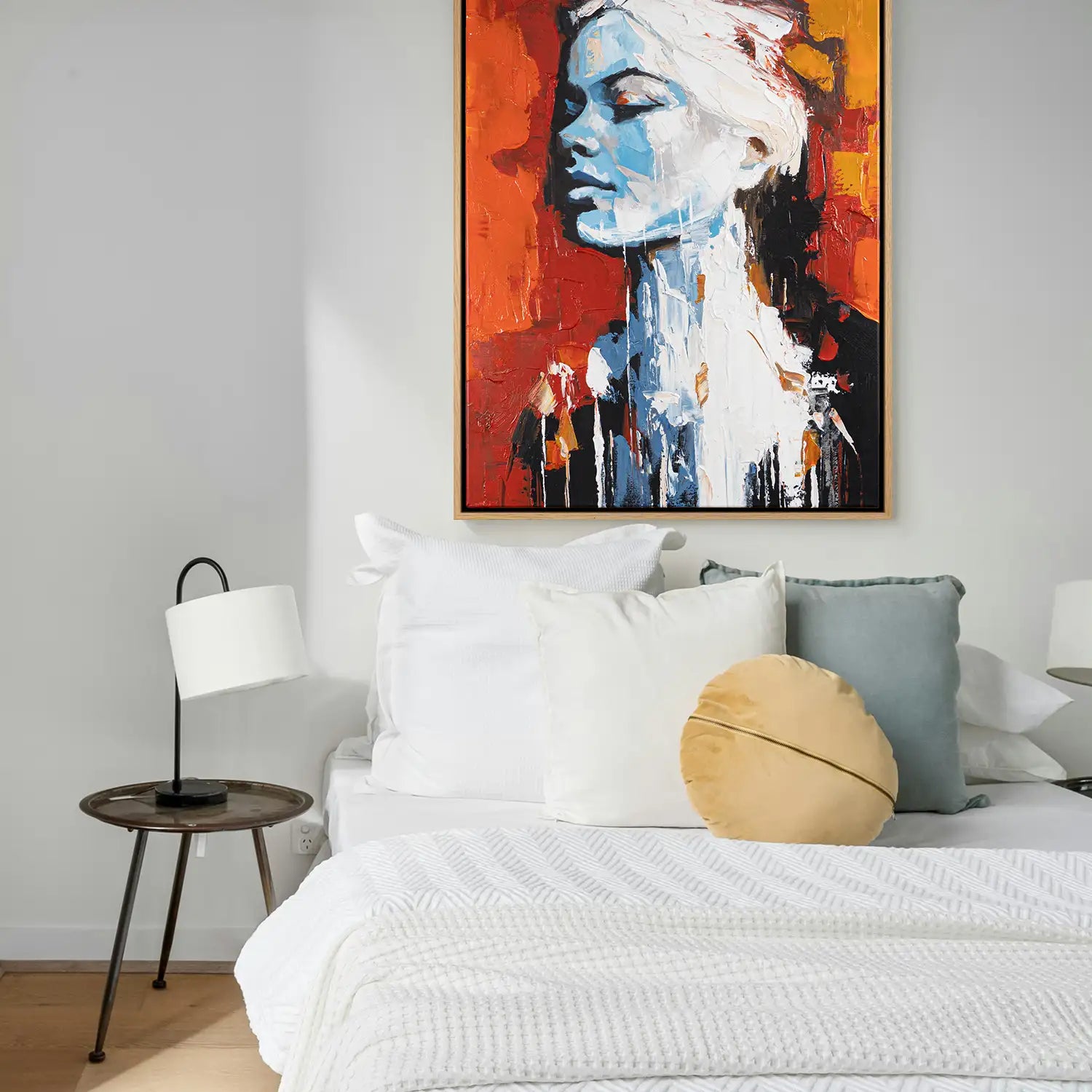 Gemälde 75x100 cm im Rahmen Eiche hell – kraftvolles abstraktes Frauenportrait in Rot, Weiß und Blau, handgemalt mit Acryl und Strukturpaste – „Atalante“