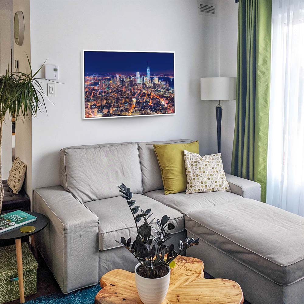 Skyline Manhatten bei Nacht im weißen Bilderrahmen, 50x50cm