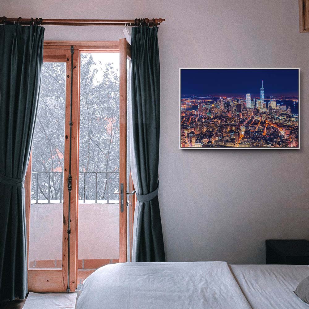 Skyline Manhatten bei Nacht im weißen Bilderrahmen, 50x50cm