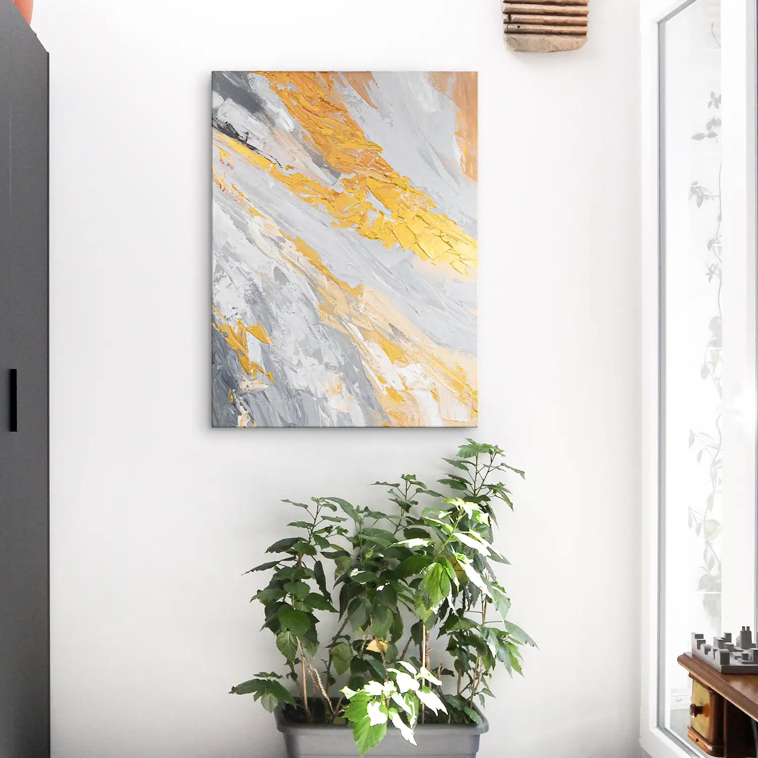 Leinwandbild handgemalt 60x80 cm ohne Rahmen, dynamische Explosion in sanften Weiß- und Grautönen mit goldenen Akzenten – „Atem der Erde“
