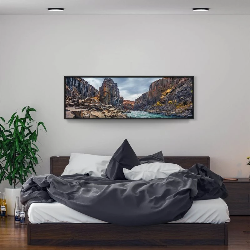 Flüsse & Seen Studlagil Canyon Island im schwarzen Bilderrahmen, 150x50cm