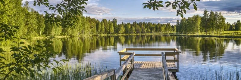 Flüsse & Seen Seenplatte Finnland im schwarzen Bilderrahmen, 150x50cm