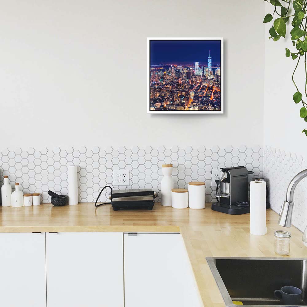 Skyline Manhatten bei Nacht im weißen Bilderrahmen, 50x50cm