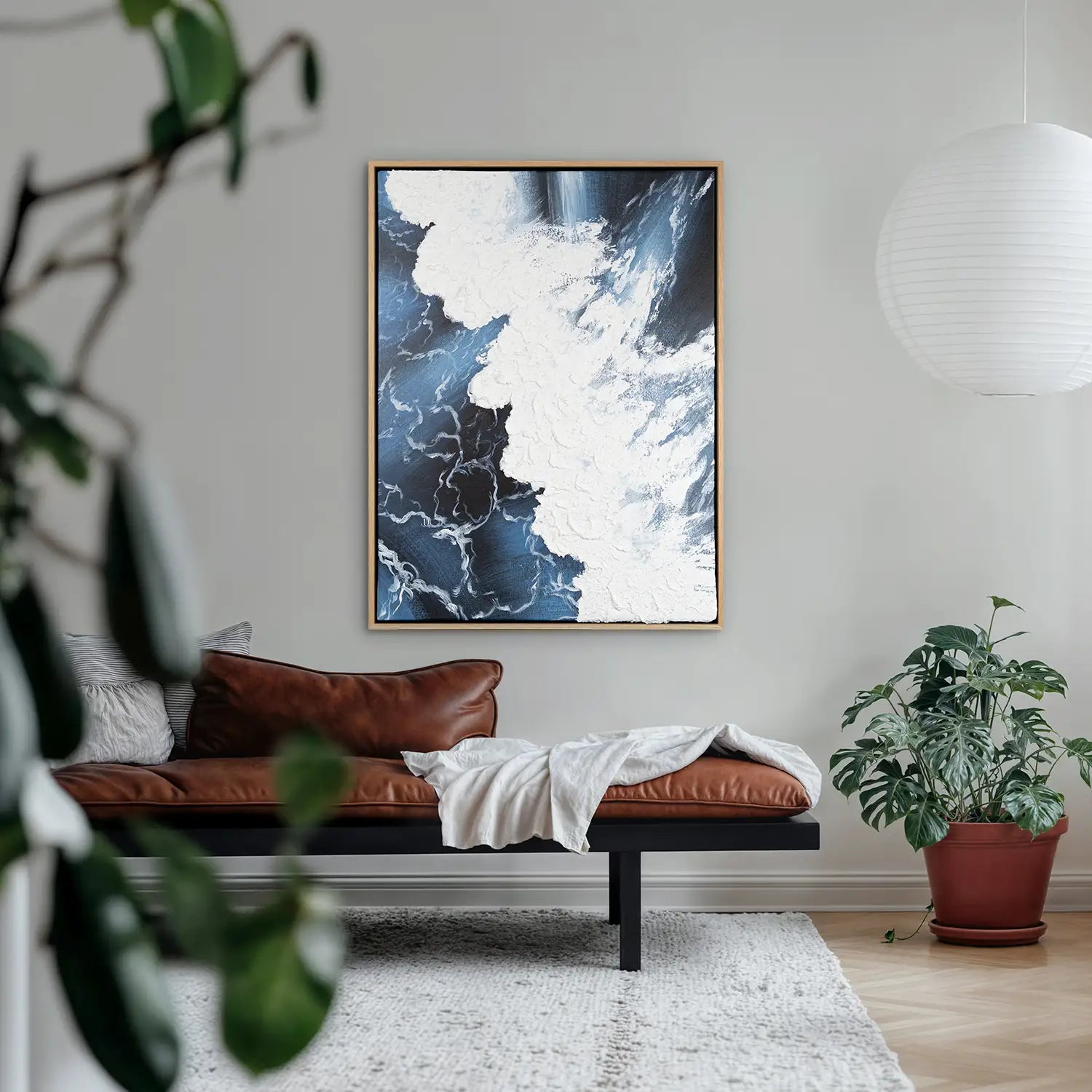 Leinwandbild 120x160 cm im Rahmen Eiche hell, dynamische Wellen in kraftvollem Blau und Weiß – „Wellen des Seins“