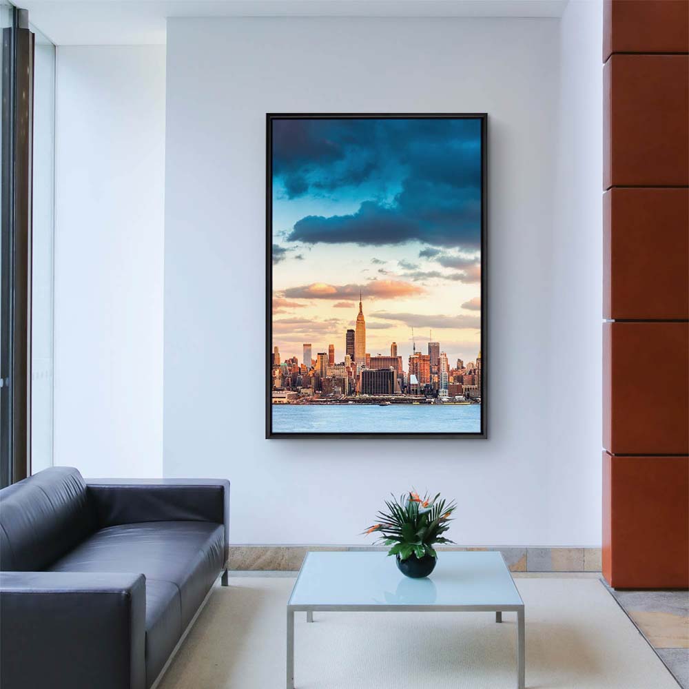 Skyline Panorama von New York im Hochformat 60x90cm mit schwarzen Bilderrahmen