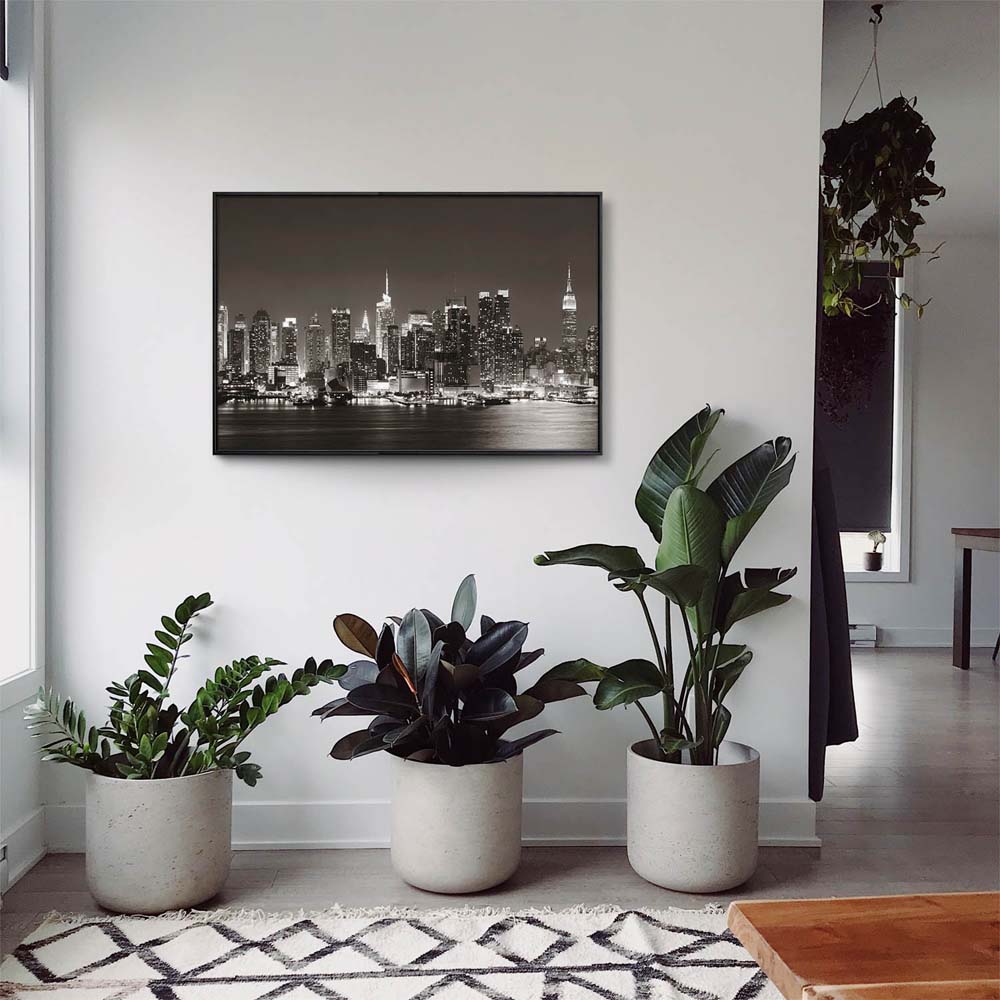 Skyline New York nachts im schwarzen Bilderrahmen, 110x50cm