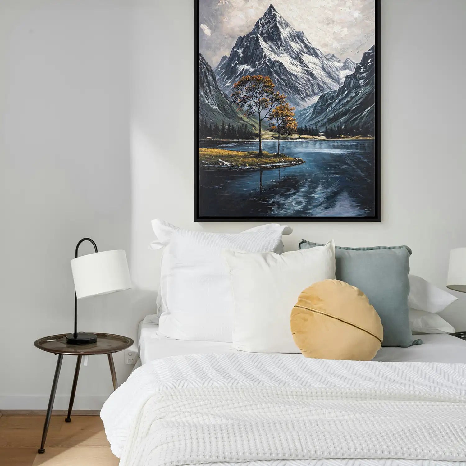 Wandbild echt handgemalt 75x100 cm im Schattenfugenrahmen Schwarz, faszinierende Landschaft mit Berg und ruhigem See in dunklen Blautönen – „Zwischen Berg und See“