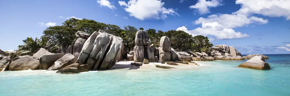 Strand & Meer Seychellen Insel im weißen Bilderrahmen, 150x50cm