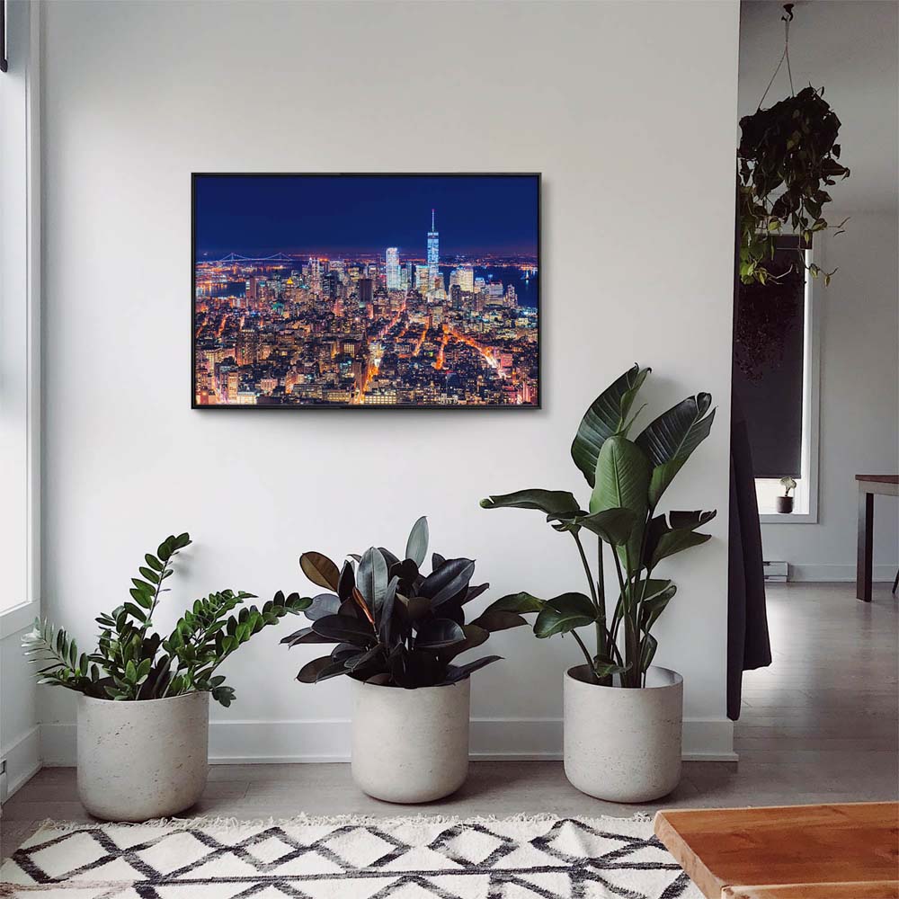 Skyline Manhatten bei Nacht im schwarzen Bilderrahmen, 110x50cm