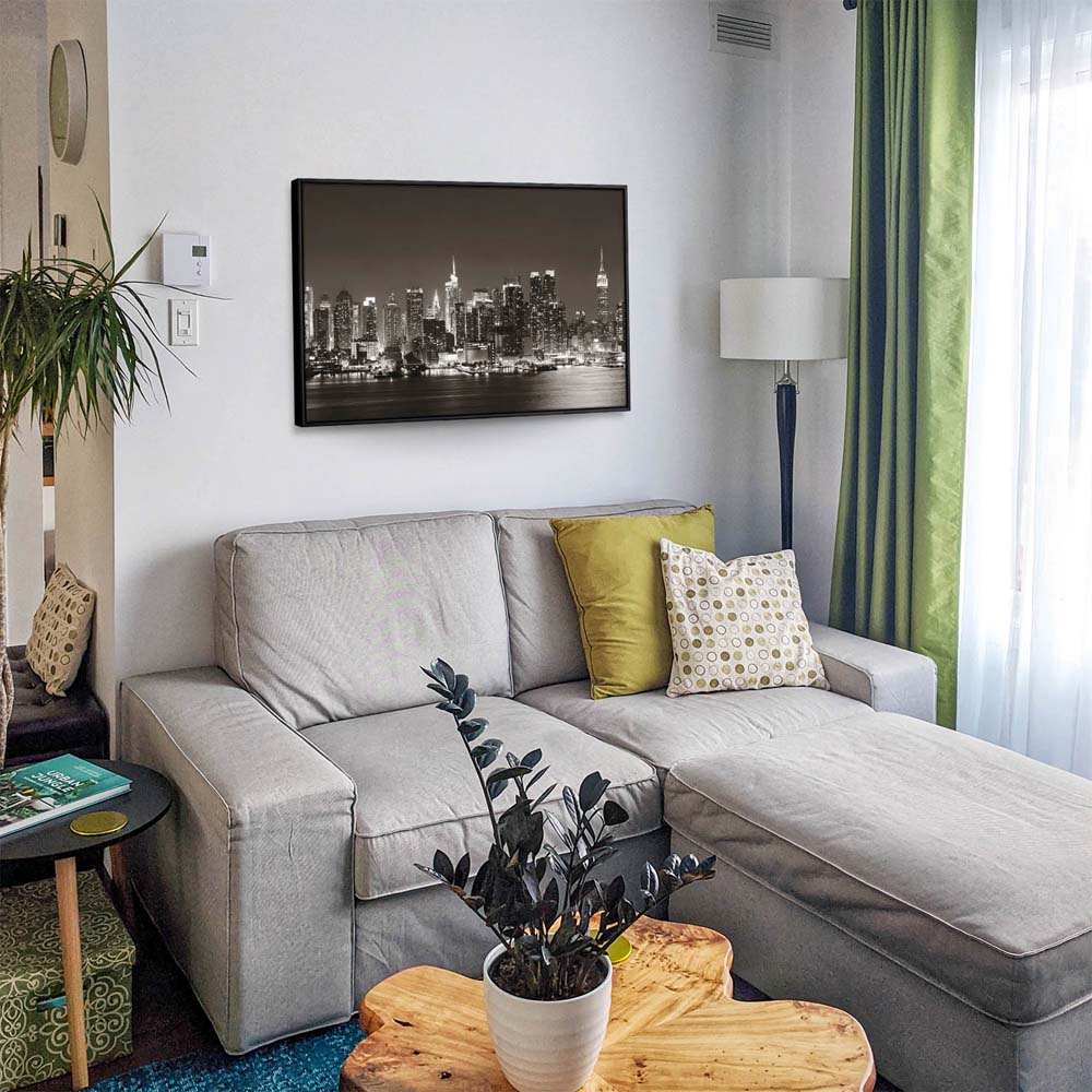 Skyline New York nachts im schwarzen Bilderrahmen, 110x50cm