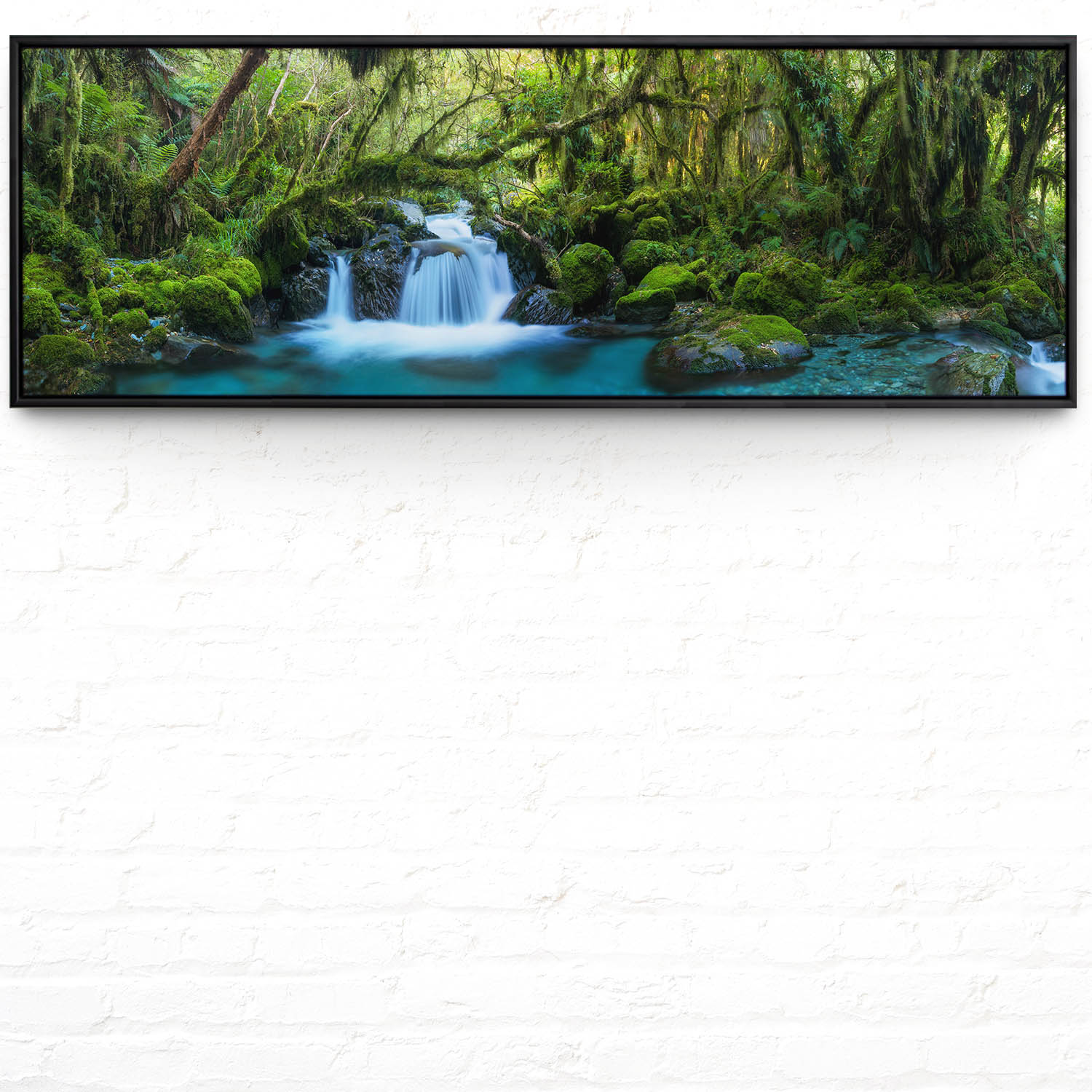 Dschungel idylischer Bachlauf im schwarzen Bilderrahmen, 150x50cm