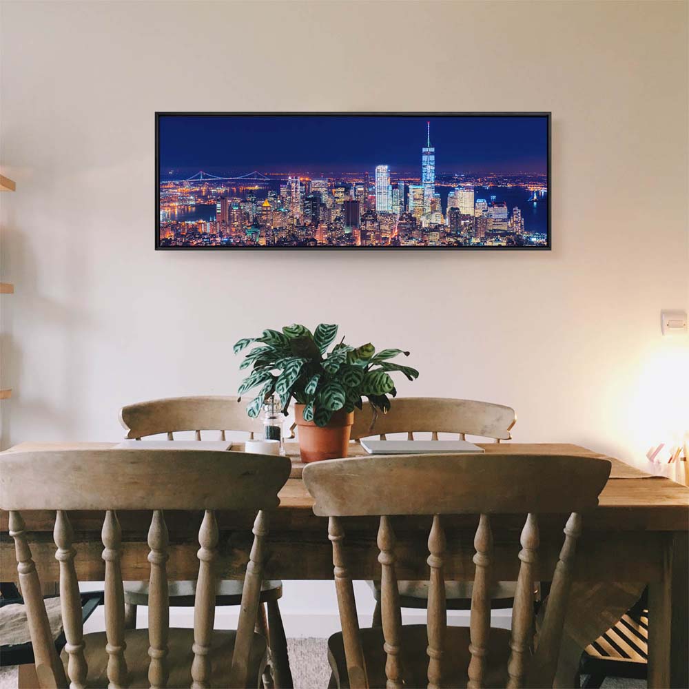 Skyline Manhatten bei Nacht im schwarzen Bilderrahmen, 110x50cm