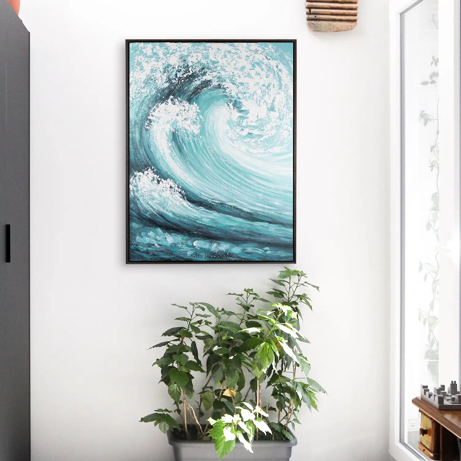 handgemaltes Gemälde 90x120 cm im Rahmen Eiche dunkel – abstrakte Explosion der Unendlichkeit in Türkis und Weiß, ein Spiel zwischen Energie und Ruhe – „Das unendliche Spiel“