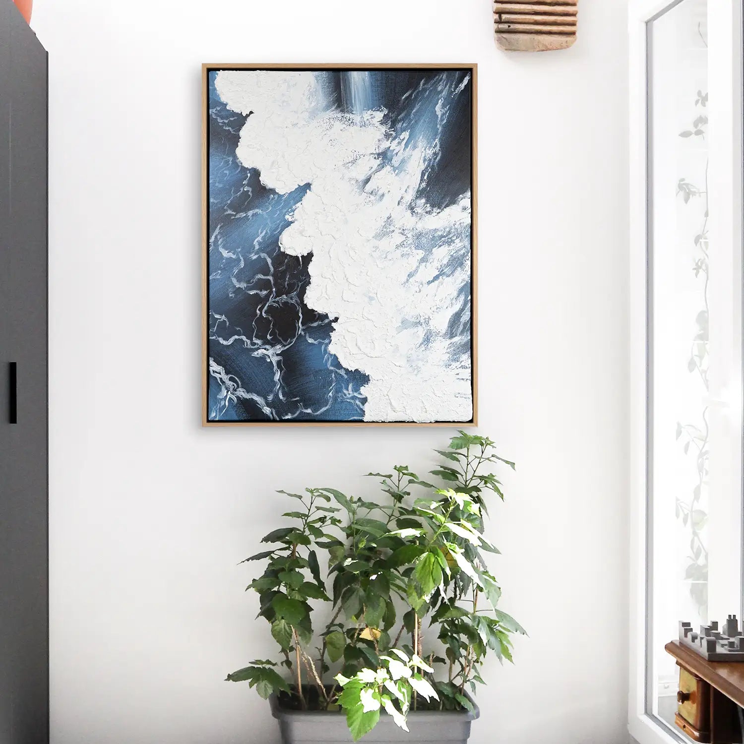 Leinwandbild 120x160 cm im Rahmen Eiche hell, dynamische Wellen in kraftvollem Blau und Weiß – „Wellen des Seins“