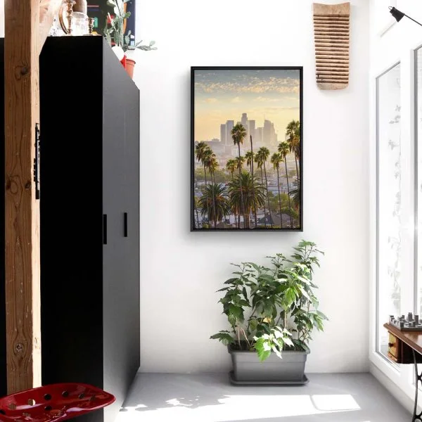 Skyline Los Angeles Palmen im Hochformat 100x150cm mit schwarzen Bilderrahmen