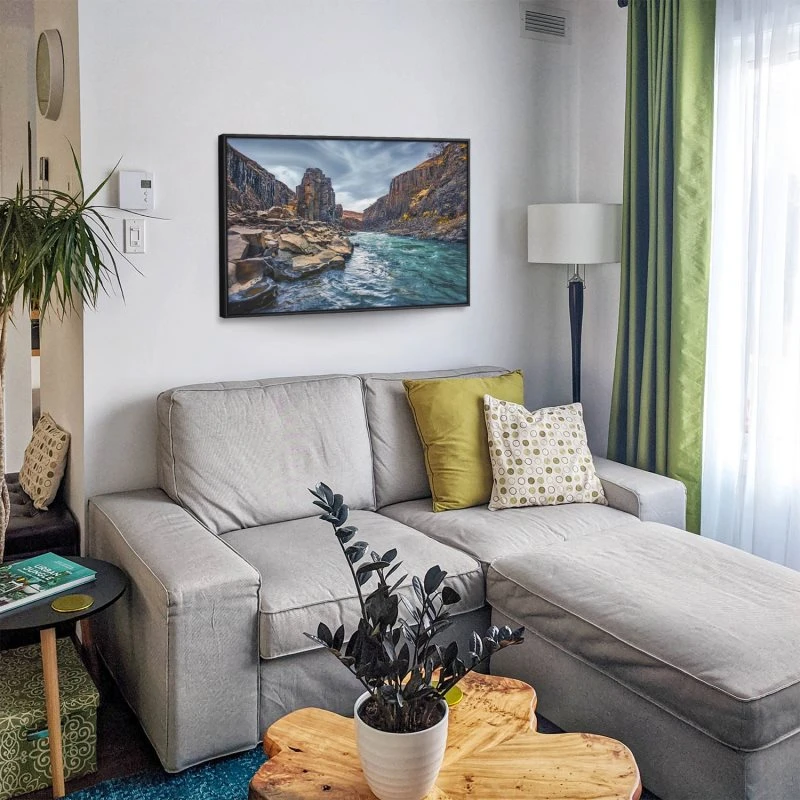 Flüsse & Seen Studlagil Canyon Island im schwarzen Bilderrahmen, 150x50cm