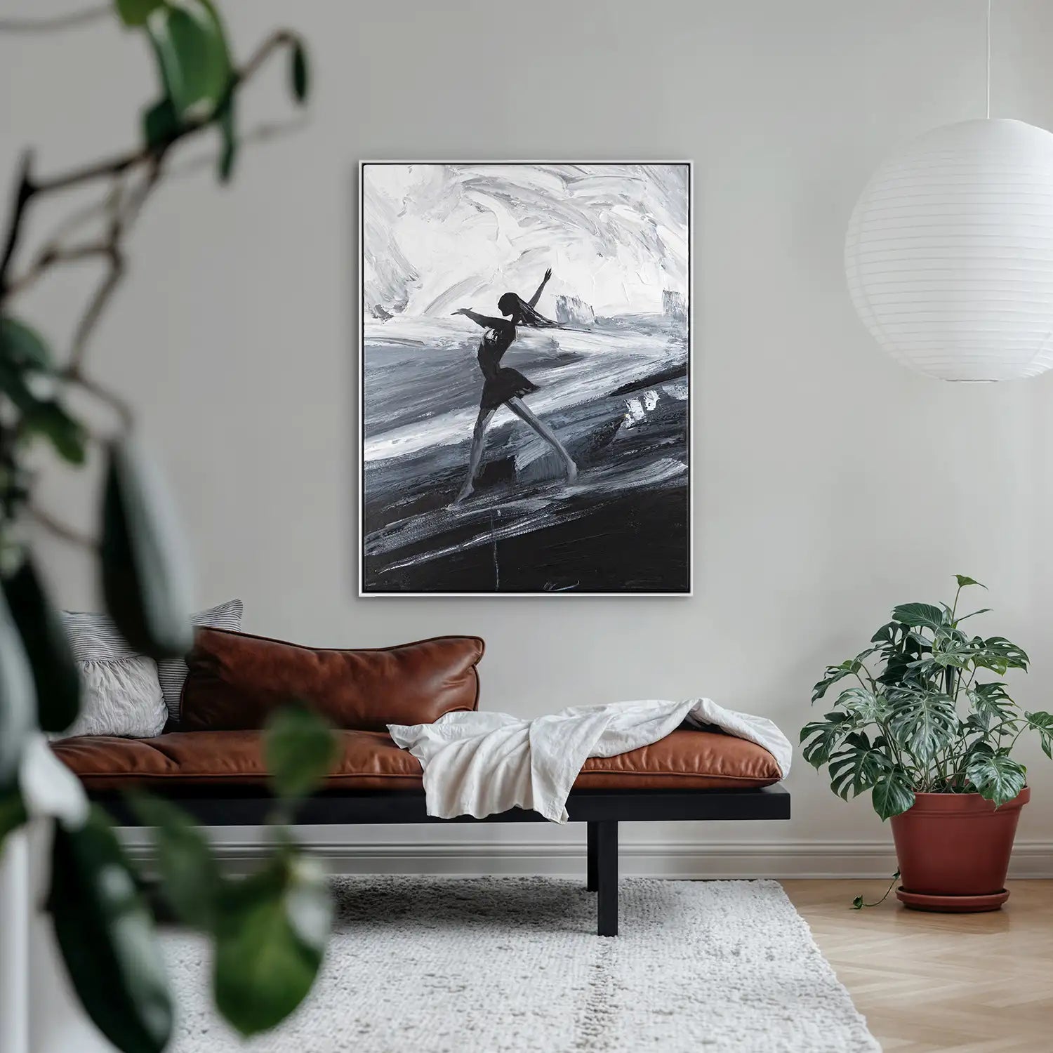 handgemaltes Gemälde 150x200 cm im Schattenfugenrahmen Weiß, dramatische Eleganz in Schwarz, Weiß und Grau – „Die Tänzerin“