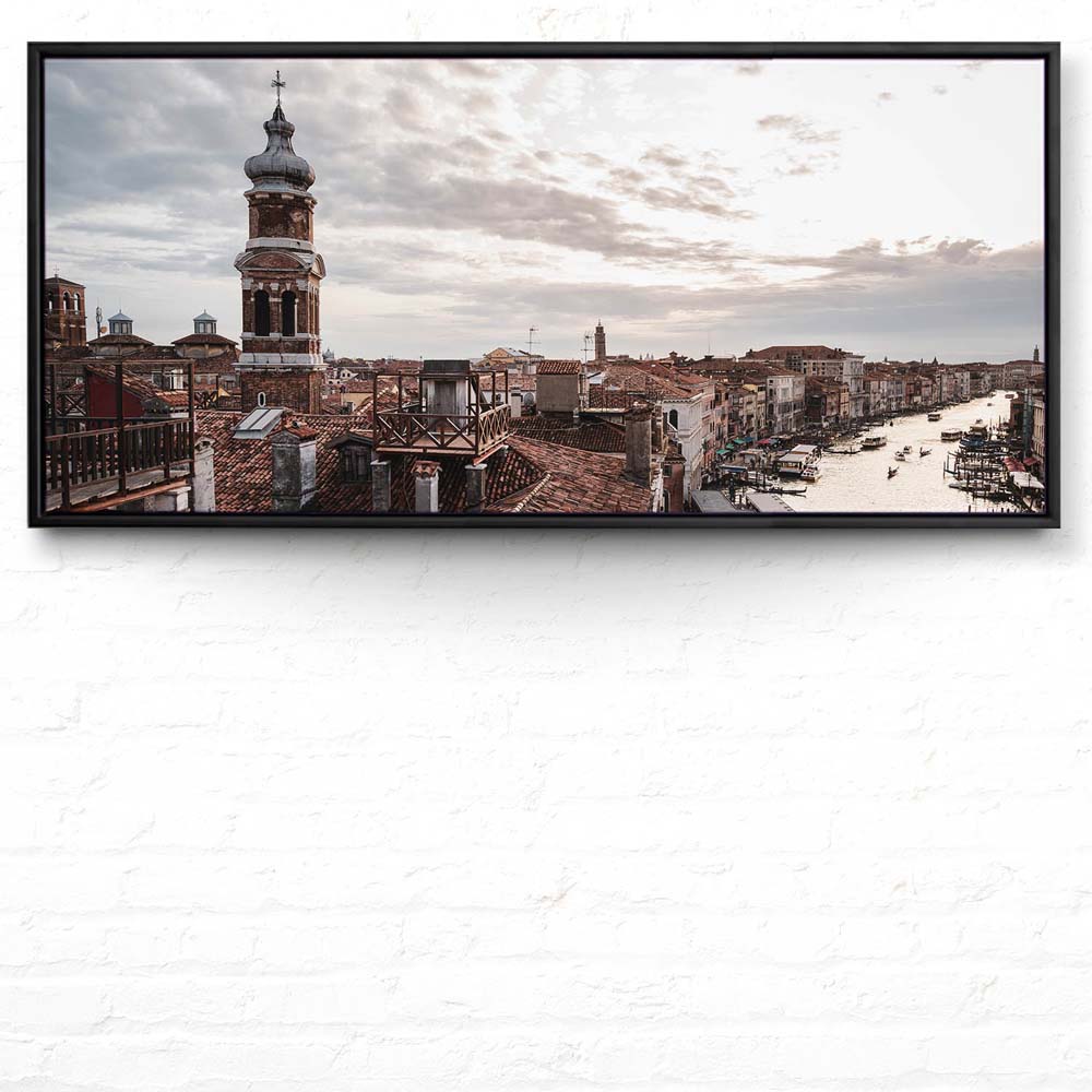 Skyline Über den Dächern von Venedig im schwarzen Bilderrahmen, 110x50cm