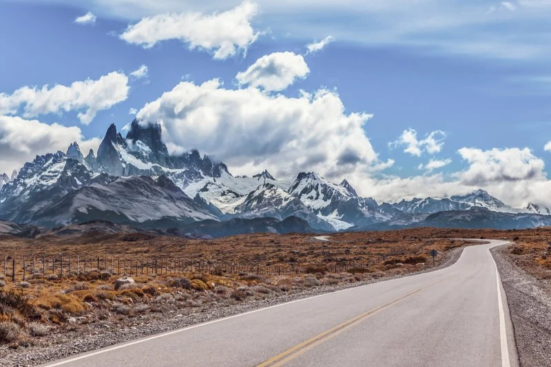 Berge & Gebirge Fitz Roy im weißen Bilderrahmen, 120x80cm