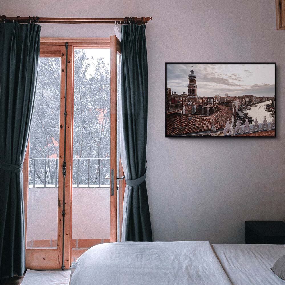 Skyline Über den Dächern von Venedig im schwarzen Bilderrahmen, 110x50cm