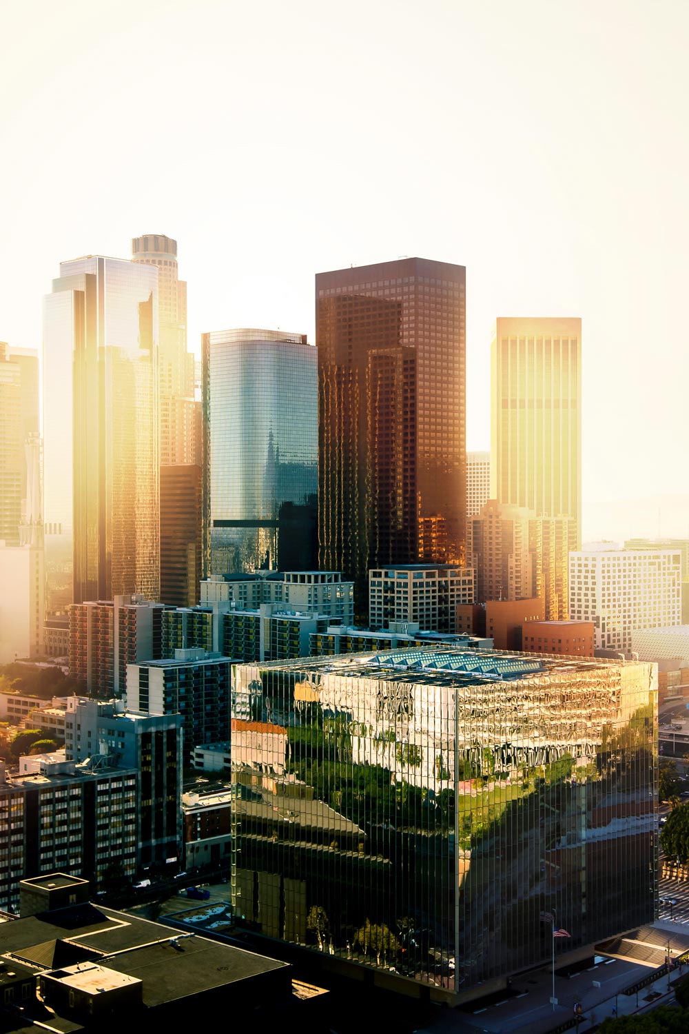 Skyline Los Angeles Sunset im Hochformat 60x90cm mit schwarzen Bilderrahmen