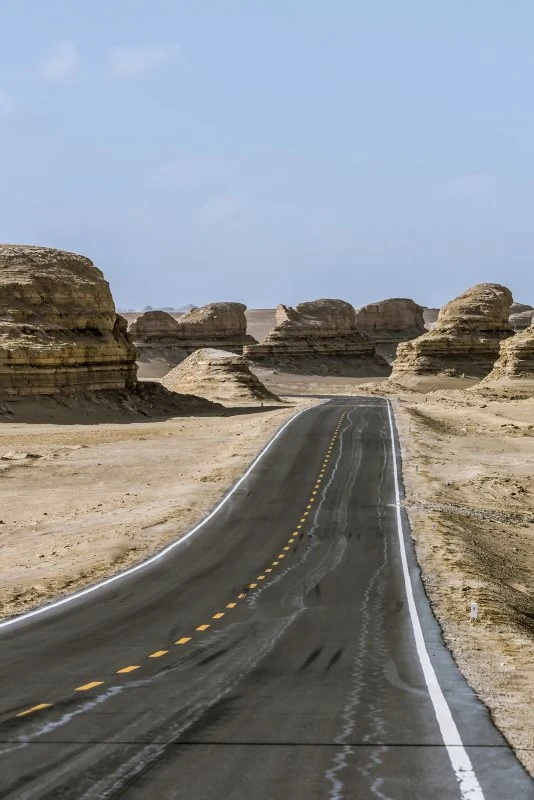 Berge & Gebirge im Hochformat 60x90cm Wüste Gobi mit weißen Bilderrahmen