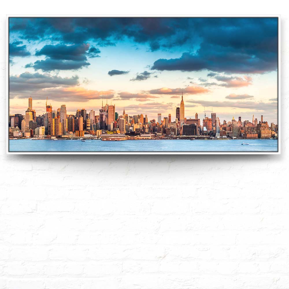 Skyline Panorama von New York im weißen Bilderrahmen, 120x60cm