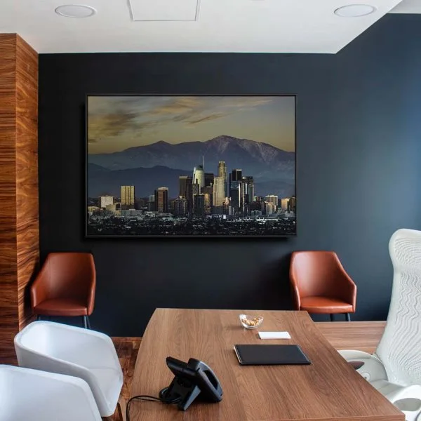 Skyline Los Angeles by night im schwarzen Bilderrahmen, 180x90cm