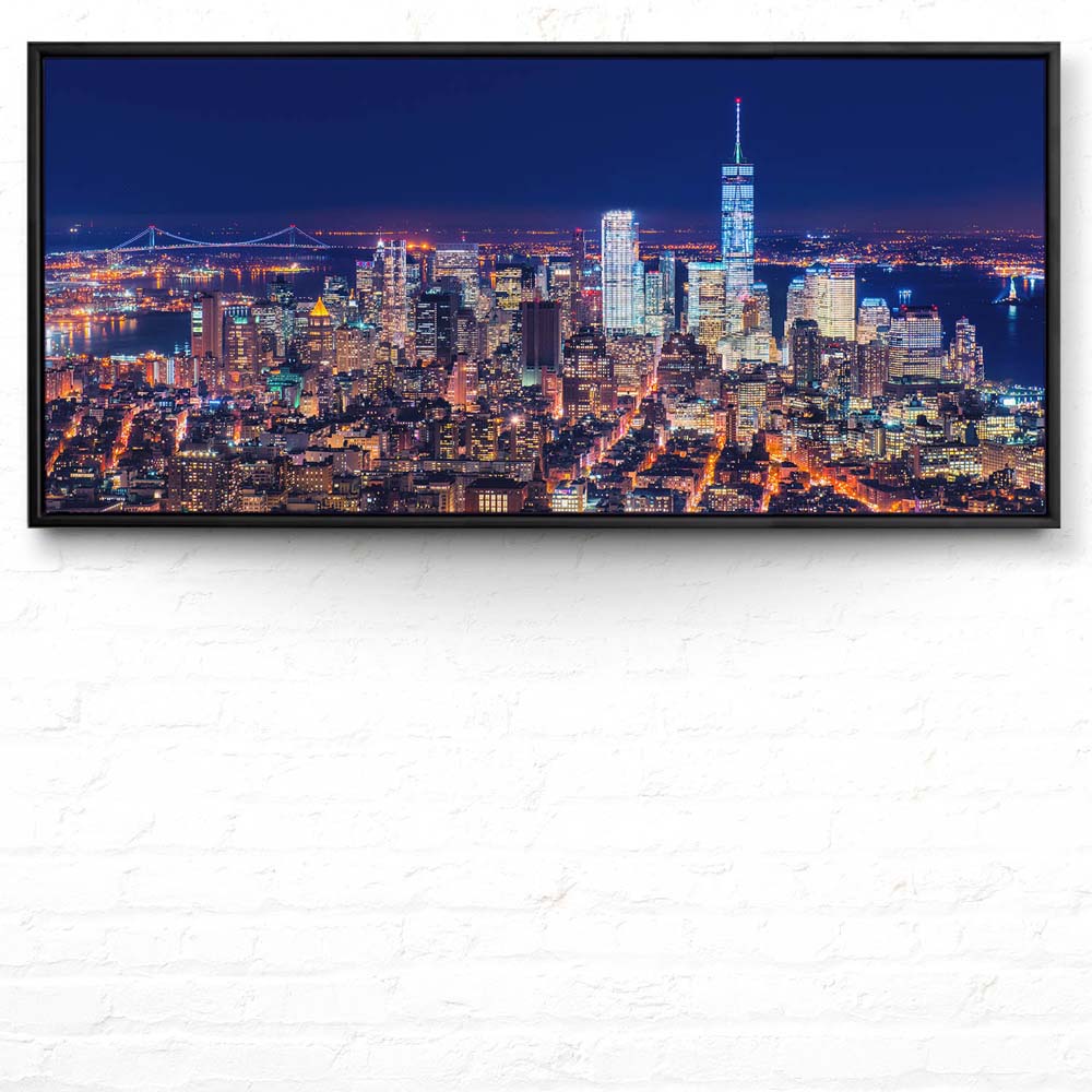 Skyline Manhatten bei Nacht im schwarzen Bilderrahmen, 110x50cm