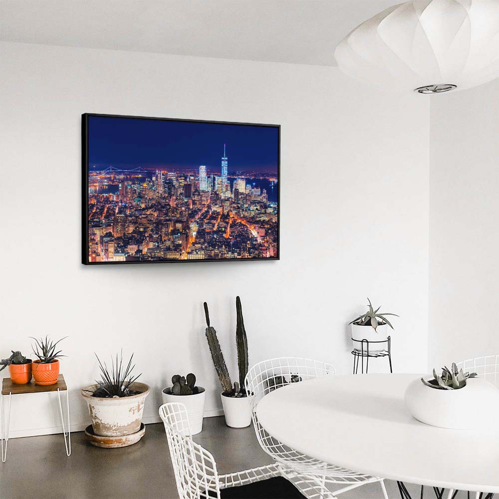 Skyline Manhatten bei Nacht im schwarzen Bilderrahmen, 110x50cm