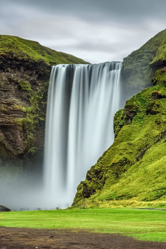 Berge & Gebirge Skogafoss Wasserfall Island im Hochformat 60x90cm mit schwarzen Bilderrahmen
