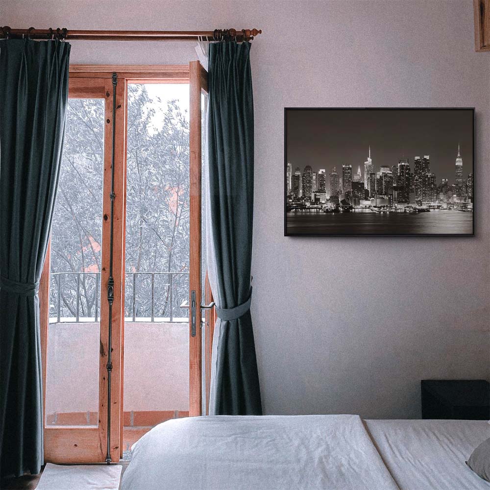 Skyline New York nachts im schwarzen Bilderrahmen, 110x50cm