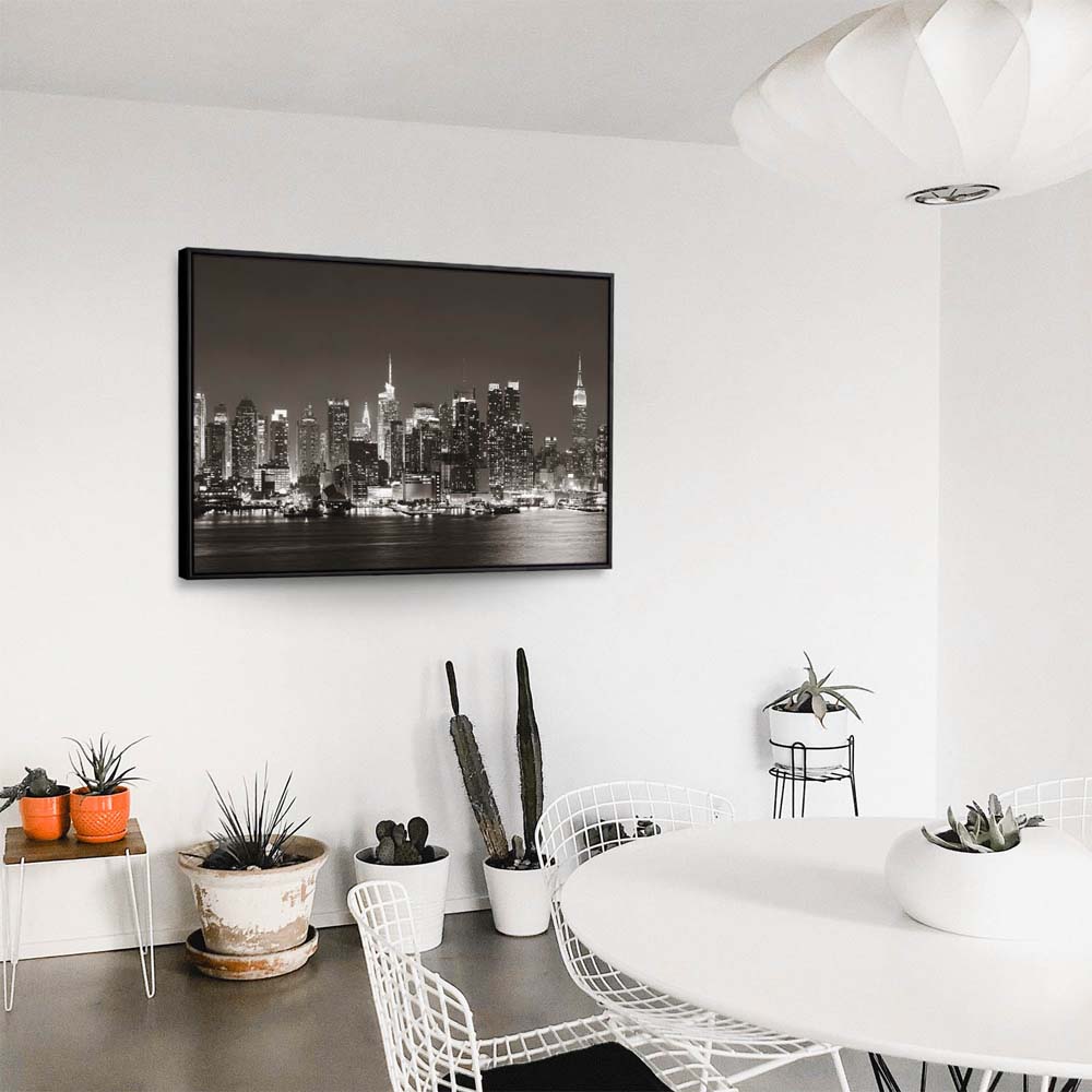 Skyline New York nachts im schwarzen Bilderrahmen, 110x50cm