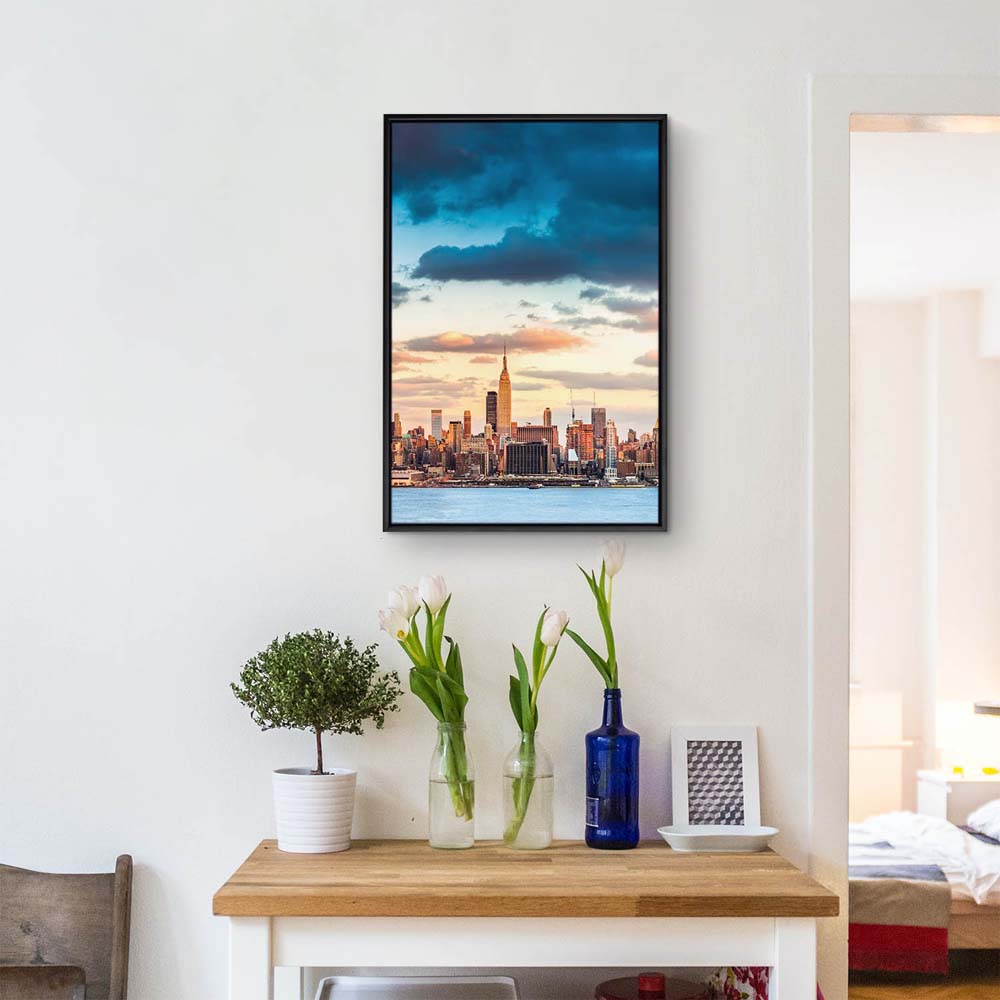 Skyline Panorama von New York im Hochformat 60x90cm mit schwarzen Bilderrahmen