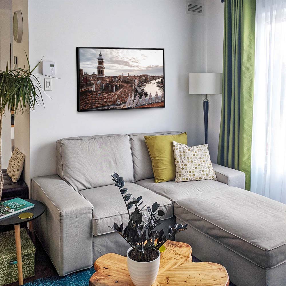 Skyline Über den Dächern von Venedig im schwarzen Bilderrahmen, 110x50cm