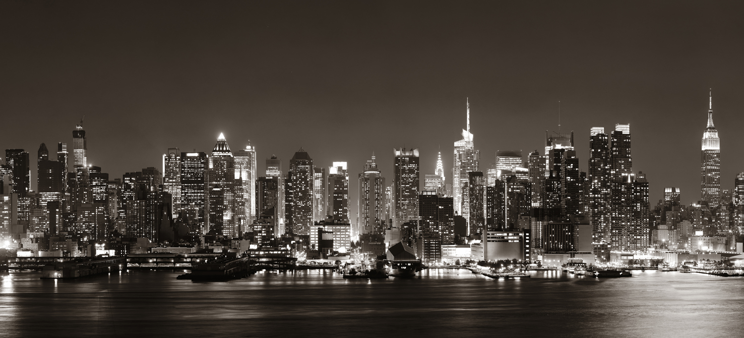 Skyline New York nachts im schwarzen Bilderrahmen, 110x50cm