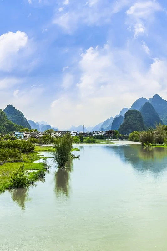Flüsse & Seen China Li-Fluss im Hochformat 40x60cm mit schwarzen Bilderrahmen