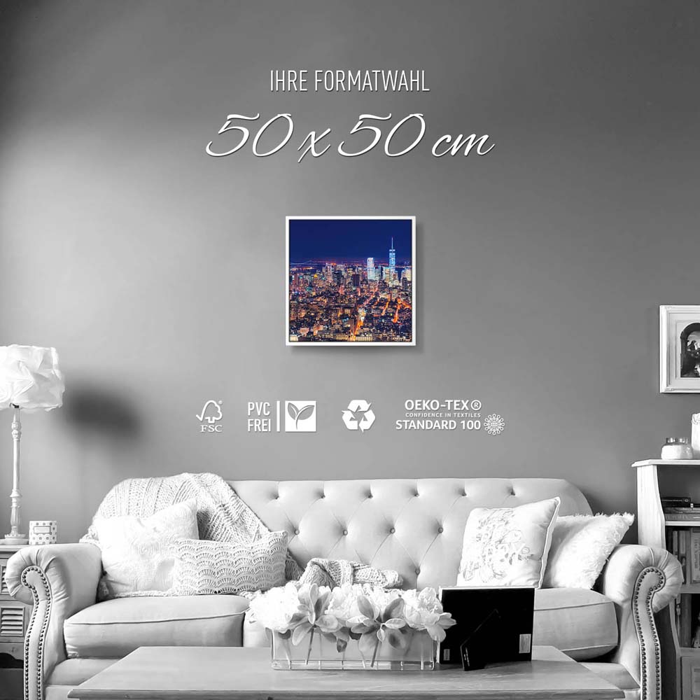 Skyline Manhatten bei Nacht im weißen Bilderrahmen, 50x50cm