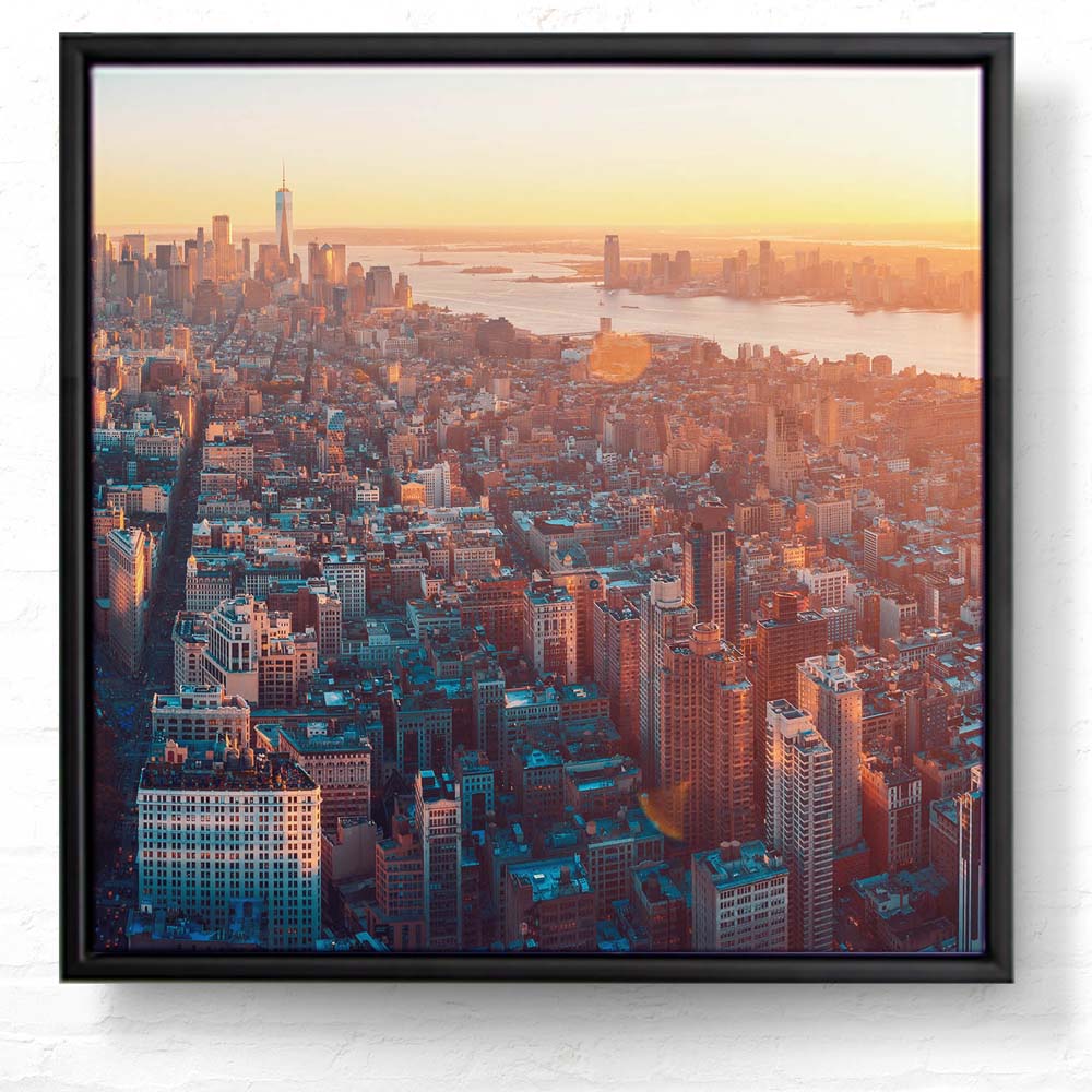Skyline Manhatten von oben im schwarzen Bilderrahmen, 50x50cm