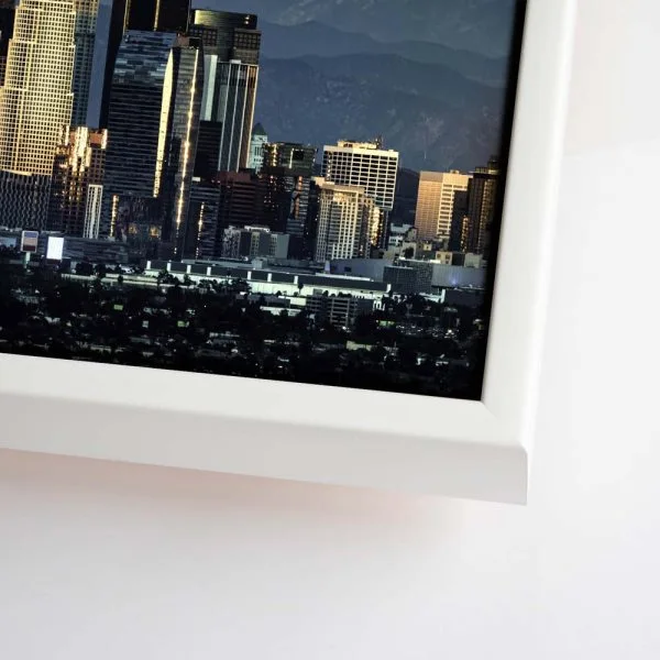 Skyline Los Angeles by night im weißen Bilderrahmen, 120x60cm